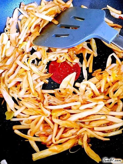 【黄花菜扣肉】