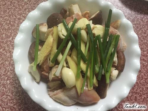 【香菇蒸鸡腿肉】