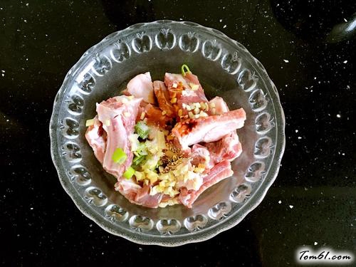 【小米辣酱蒸排骨】