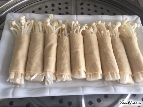 【豆皮金针菇卷】