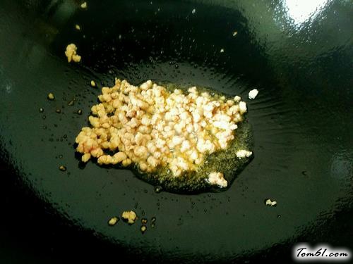 【剁椒肉末蒸豆腐】