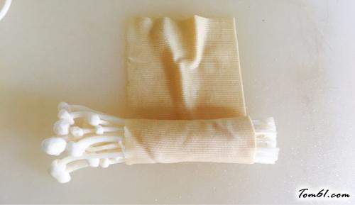 【豆皮金针菇卷】