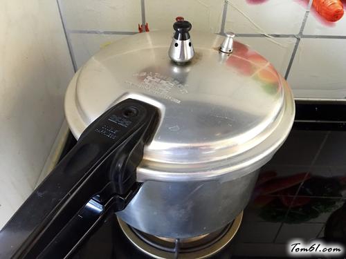 【小米辣酱蒸排骨】