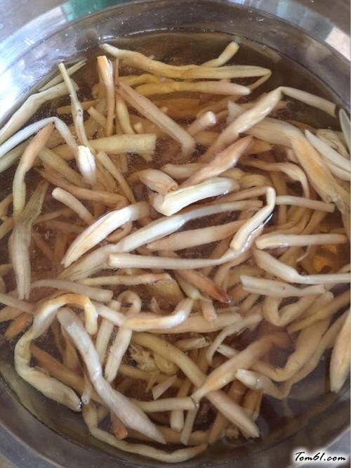 【黄花菜扣肉】