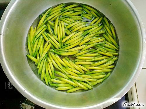 【凉拌黄花菜】