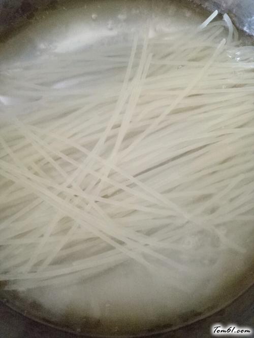 【绿豆芽虾米腐竹拌米粉】