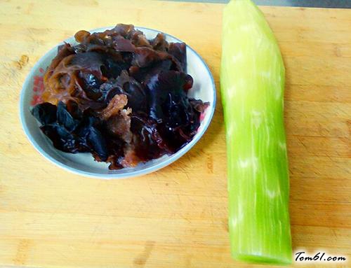 【莴笋拌木耳】