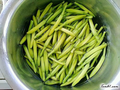 【凉拌黄花菜】