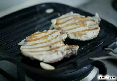 【香煎猪排佐缤纷蔬菜沙拉】