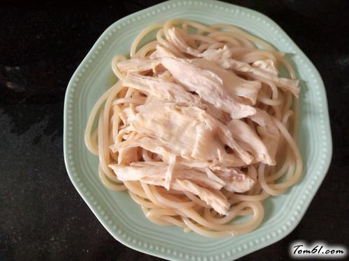 【绿豆芽虾米腐竹拌米粉】