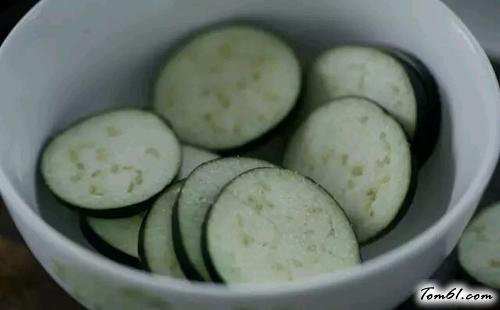 【香煎猪排佐缤纷蔬菜沙拉】