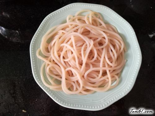 【绿豆芽虾米腐竹拌米粉】