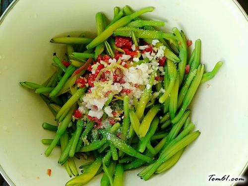 【凉拌黄花菜】