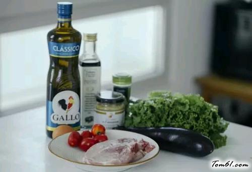 【香煎猪排佐缤纷蔬菜沙拉】