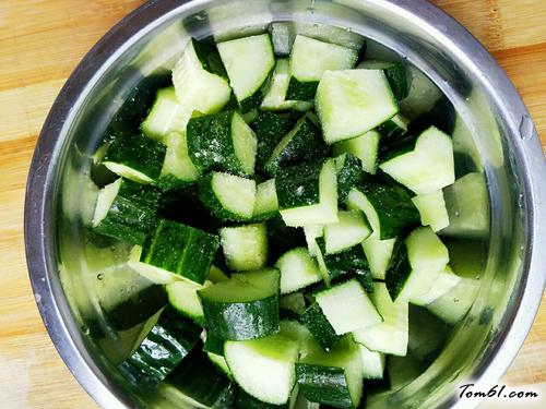 【酸辣黄瓜丁】