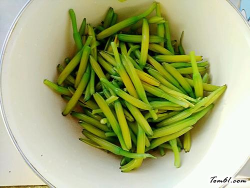 【凉拌黄花菜】