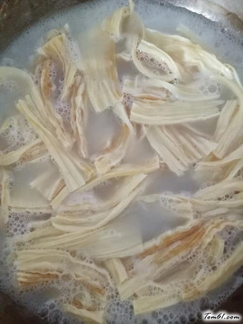 【绿豆芽虾米腐竹拌米粉】