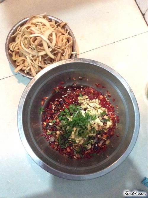 【凉拌酸辣干鱿鱼丝】