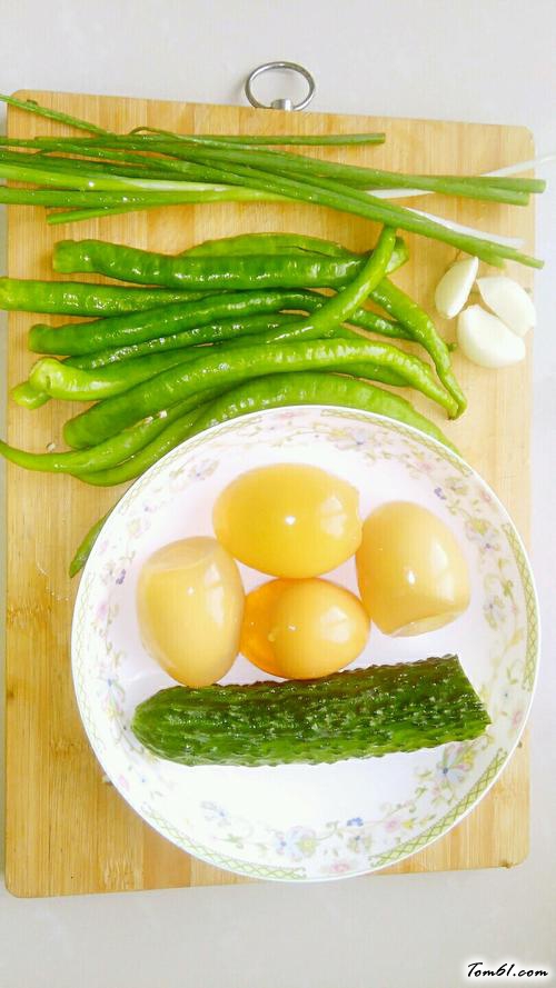 【青椒黄瓜拌皮蛋】