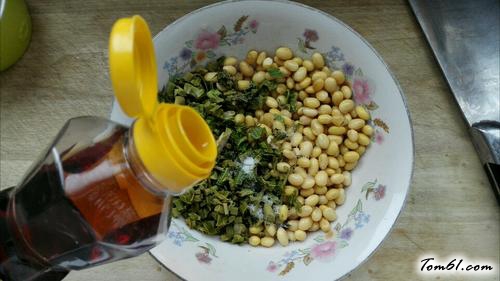 【嫩芽香椿拌黄豆】