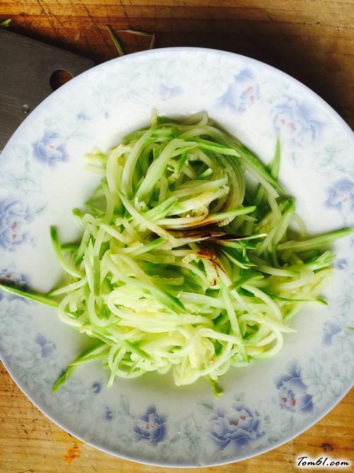 【凉拌西葫芦】