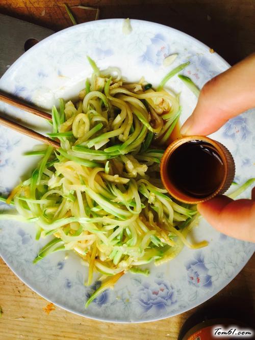 【凉拌西葫芦】