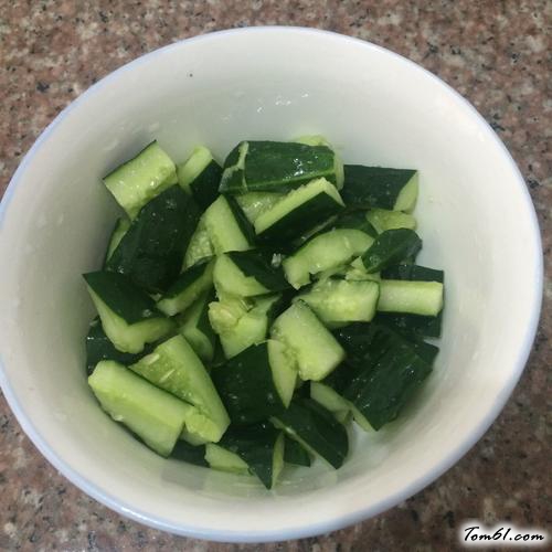 【凉拌小黄瓜】