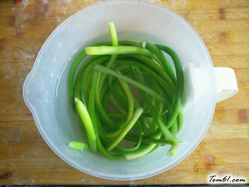【凉拌蒜苔丝】