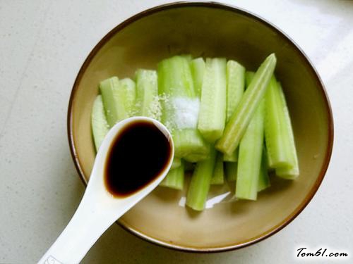 【咸蛋黄凉拌黄瓜】