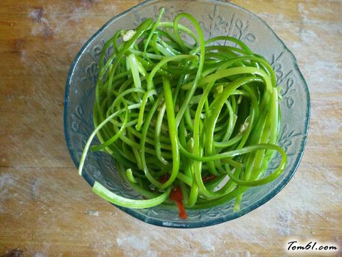 【凉拌蒜苔丝】