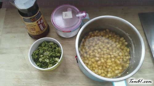 【嫩芽香椿拌黄豆】