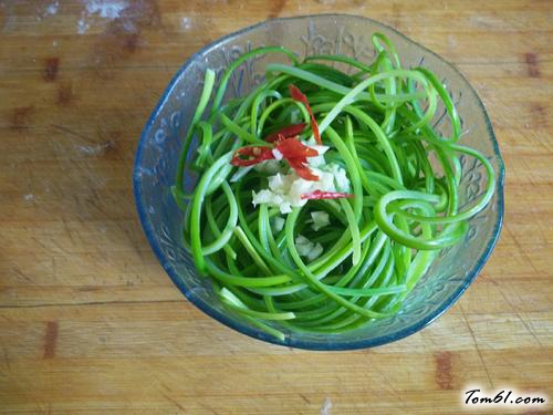 【凉拌蒜苔丝】