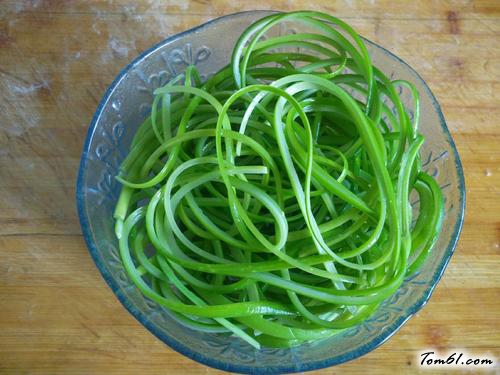 【凉拌蒜苔丝】
