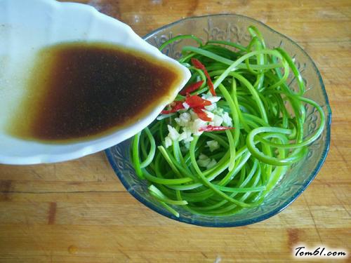 【凉拌蒜苔丝】