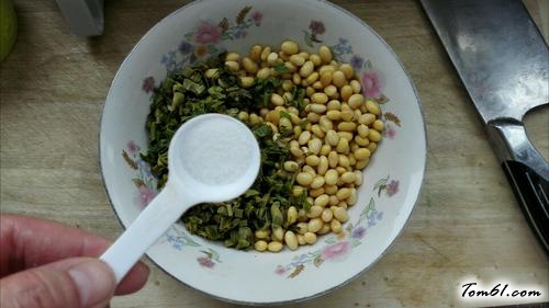 【嫩芽香椿拌黄豆】