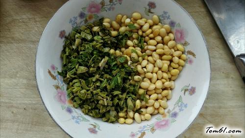 【嫩芽香椿拌黄豆】