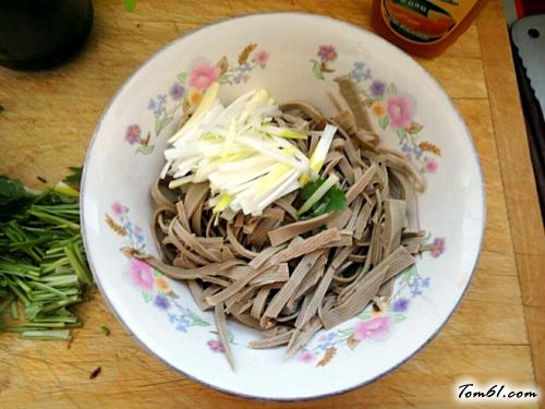 【凉拌三河豆腐丝】