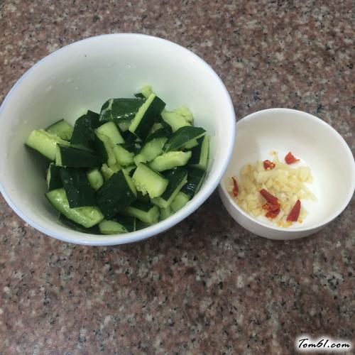 【凉拌小黄瓜】