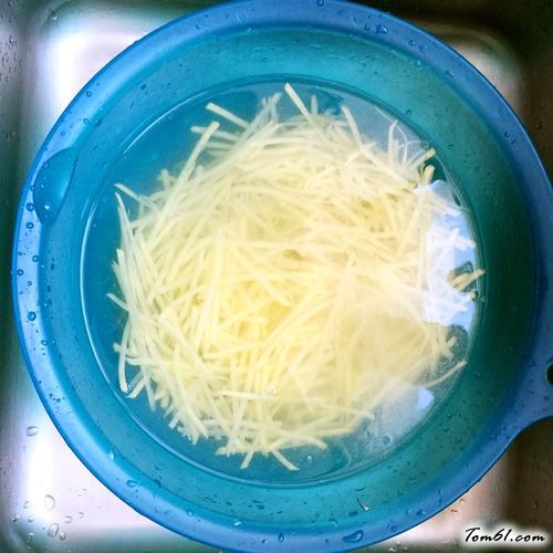 【花椒油凉拌土豆丝】