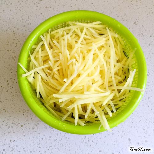 【花椒油凉拌土豆丝】