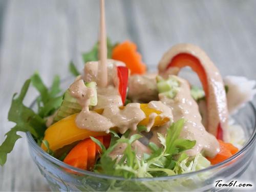 【苦苣杂蔬色拉（自制蒜泥花生酱）】