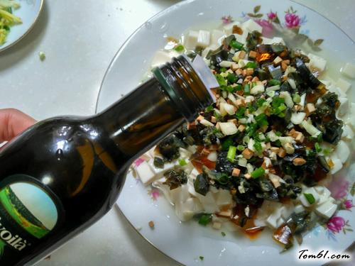 【凉拌皮蛋豆腐】