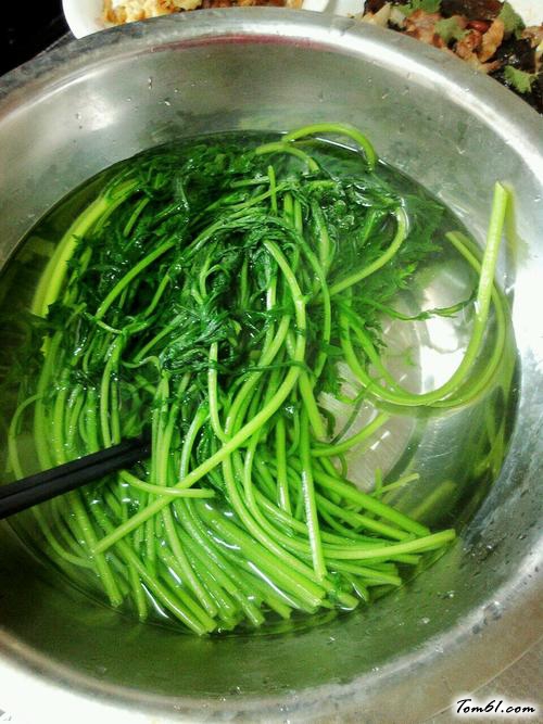 【凉拌茼蒿菜】