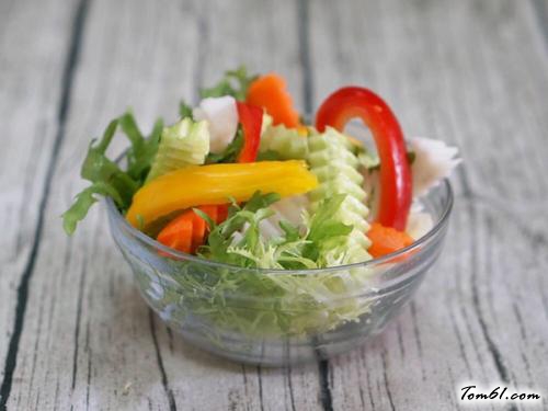 【苦苣杂蔬色拉（自制蒜泥花生酱）】