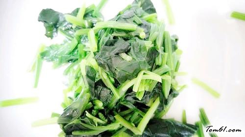 【凉拌菠菜花生米】