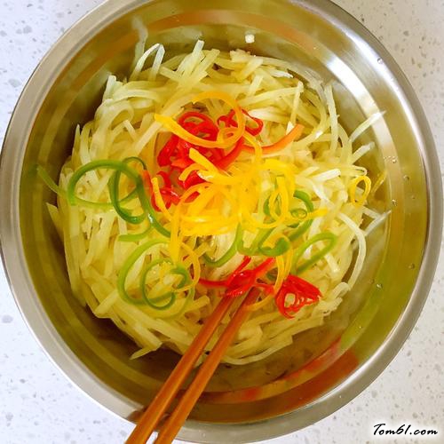 【花椒油凉拌土豆丝】