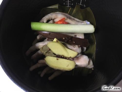 【电饭煲卤鸡爪】