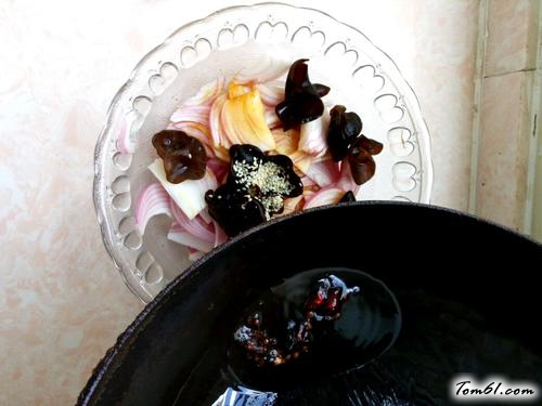 【凉拌洋葱木耳】