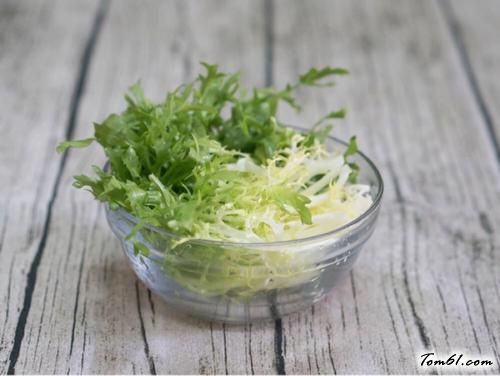 【苦苣杂蔬色拉（自制蒜泥花生酱）】