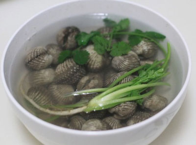 血蚶的吃法，用开水烫血蚶的正确方法
